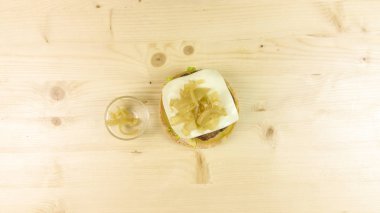 Yapımı Hamburger ve patates kızartması ahşap arka plan - üstten görünüm