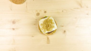 Yapımı Hamburger ve patates kızartması ahşap arka plan - üstten görünüm