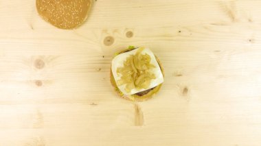 Yapımı Hamburger ve patates kızartması ahşap arka plan - üstten görünüm