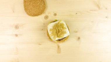 Yapımı Hamburger ve patates kızartması ahşap arka plan - üstten görünüm