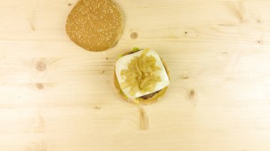 Yapımı Hamburger ve patates kızartması ahşap arka plan - üstten görünüm