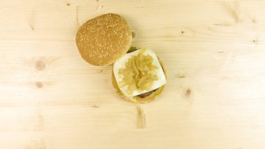 Yapımı Hamburger ve patates kızartması ahşap arka plan - üstten görünüm