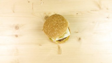 Yapımı Hamburger ve patates kızartması ahşap arka plan - üstten görünüm