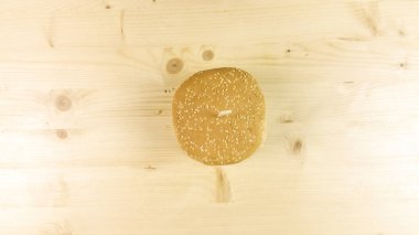 Yapımı Hamburger ve patates kızartması ahşap arka plan - üstten görünüm