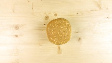 Yapımı Hamburger ve patates kızartması ahşap arka plan - üstten görünüm