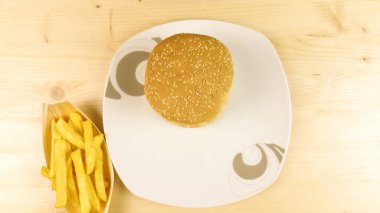 Yapımı Hamburger ve patates kızartması ahşap arka plan - üstten görünüm