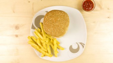 Yapımı Hamburger ve patates kızartması ahşap arka plan - üstten görünüm