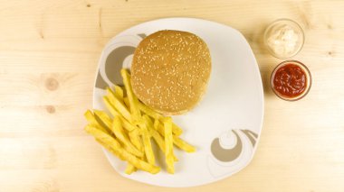 Yapımı Hamburger ve patates kızartması ahşap arka plan - üstten görünüm