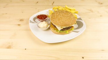 Hamburger ve patates kızartması ahşap arka plan üzerinde