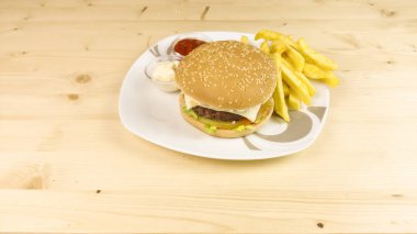 Hamburger ve patates kızartması ahşap arka plan üzerinde