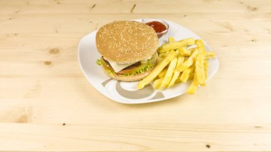 Hamburger ve patates kızartması ahşap arka plan üzerinde