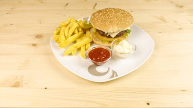 Hamburger ve patates kızartması ahşap arka plan üzerinde