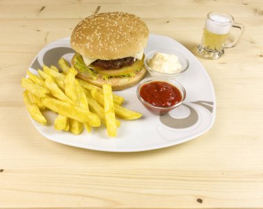 Hamburger ve patates kızartması ahşap arka plan üzerinde