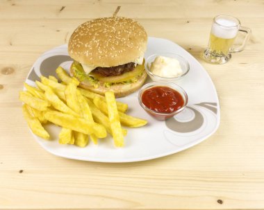 Hamburger ve patates kızartması ahşap arka plan üzerinde