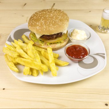 Hamburger ve patates kızartması ahşap arka plan üzerinde