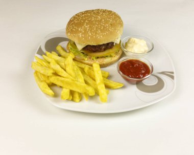 Hamburger ve patates kızartması ahşap arka plan üzerinde