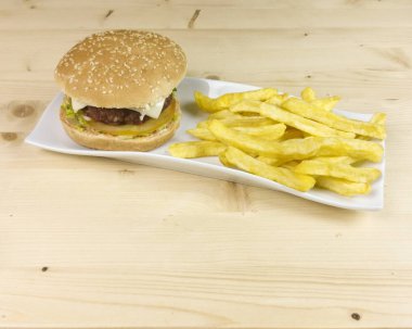 Hamburger ve patates kızartması ahşap arka plan üzerinde