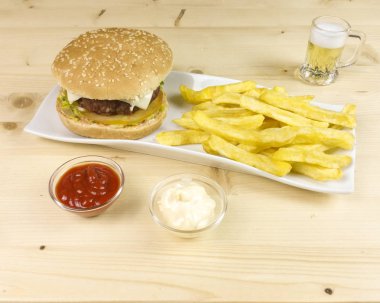Hamburger ve patates kızartması ahşap arka plan üzerinde