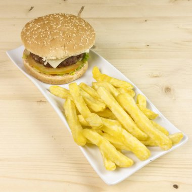 Hamburger ve patates kızartması ahşap arka plan üzerinde