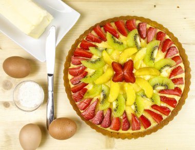 Meyve tart ahşap arka plan - üstten görünüm