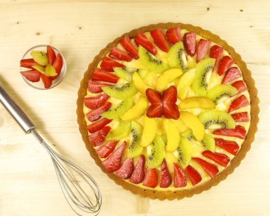 Meyve tart ahşap arka plan - üstten görünüm