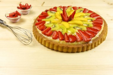 Meyve tart ahşap arka plan - üstten görünüm