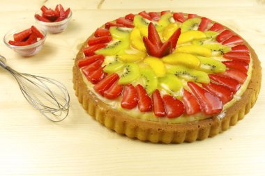 Meyve tart ahşap arka plan - üstten görünüm