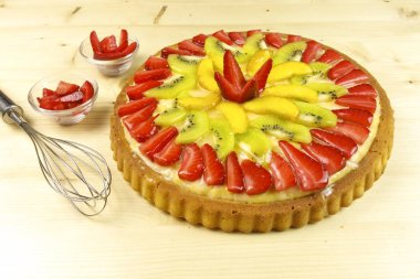 Meyve tart ahşap arka plan - üstten görünüm