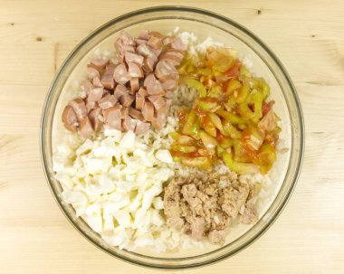 Ahşap arka plan - üstten görünüm üzerinde şeffaf bir kasede basit pirinç salatası yapmak