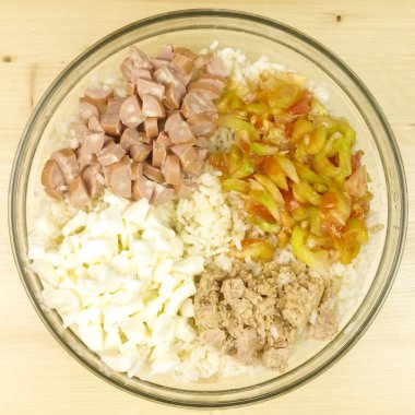 Ahşap arka plan - üstten görünüm üzerinde şeffaf bir kasede basit pirinç salatası yapmak