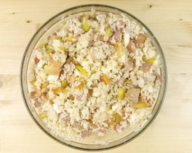 Ahşap arka plan - üstten görünüm üzerinde şeffaf bir kasede basit pirinç salatası