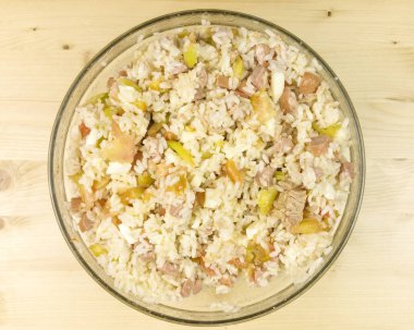 Ahşap arka plan - üstten görünüm üzerinde şeffaf bir kasede basit pirinç salatası