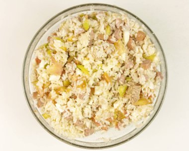 Basit pirinç salatası şeffaf bir kase beyaz arka planda - üstten görünüm