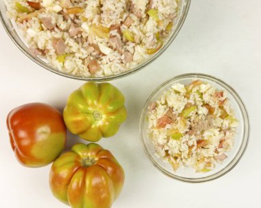 Domates ve basit pirinç salatası şeffaf bir kase beyaz arka planda - üstten görünüm