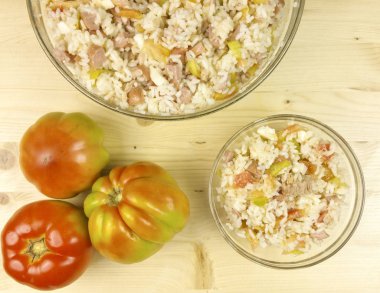 Domates ve ahşap zemin - üstten görünüm üzerine saydam bir kasede basit pirinç salatası