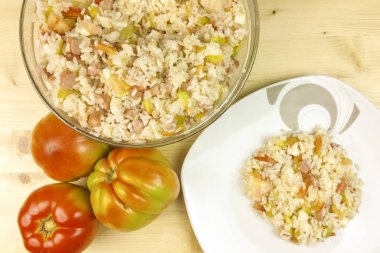 Domates ve ahşap zemin - üstten görünüm üzerine saydam bir kasede basit pirinç salatası