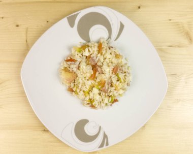 Ahşap arka plan - üstten görünüm üzerinde şeffaf bir kasede basit pirinç salatası