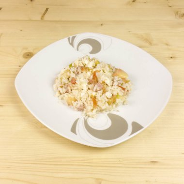 Ahşap arka plan - üstten görünüm üzerinde şeffaf bir kasede basit pirinç salatası