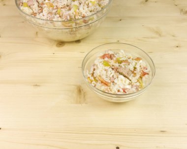 Ahşap arka plan - üstten görünüm üzerinde şeffaf bir kasede basit pirinç salatası