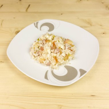 Ahşap arka plan - üstten görünüm üzerinde şeffaf bir kasede basit pirinç salatası