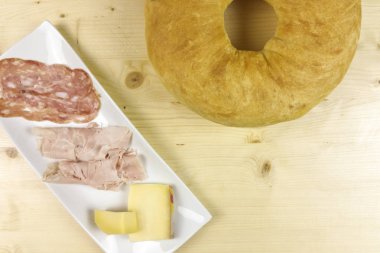 Salam, jambon ve peynir ahşap arka plan - üstten görünüm ile tuzlu kek