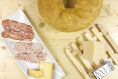 Salam, jambon ve peynir ahşap arka plan - üstten görünüm ile tuzlu kek