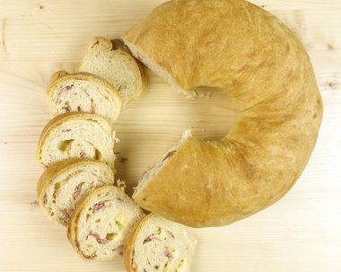 Salam, jambon ve peynir ahşap arka plan - üstten görünüm ile tuzlu kek