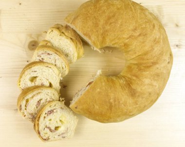 Salam, jambon ve peynir ahşap arka plan - üstten görünüm ile tuzlu kek