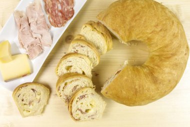 Salam, jambon ve peynir ahşap arka plan - üstten görünüm ile tuzlu kek