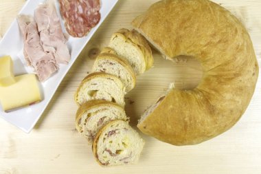 Salam, jambon ve peynir ahşap arka plan - üstten görünüm ile tuzlu kek