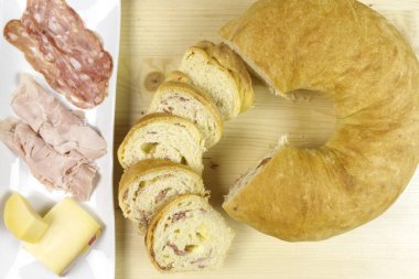 Salam, jambon ve peynir ahşap arka plan - üstten görünüm ile tuzlu kek