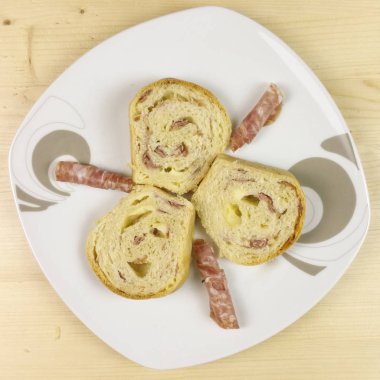 Salam, jambon ve peynir ahşap arka plan - üstten görünüm ile tuzlu kek