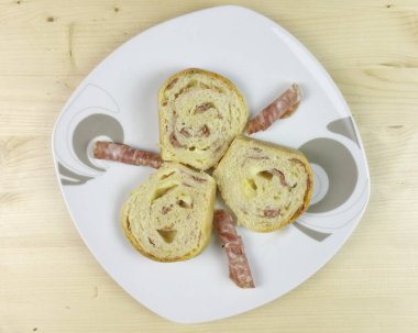 Salam, jambon ve peynir ahşap arka plan - üstten görünüm ile tuzlu kek