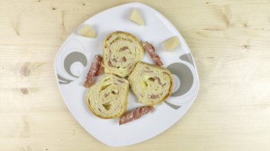 Salam, jambon ve peynir ahşap arka plan - üstten görünüm ile tuzlu kek